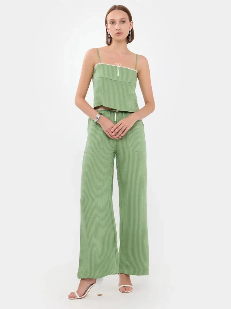 هيكاب بلوزة قصيرة بياقة مربعة ورباط مخطط